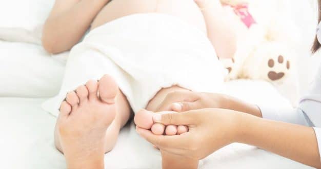 Modi per alleviare il dolore alle gambe per una donna incinta nel primo mese