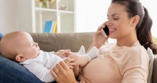 4 svantaggi di tenere in mano un telefono cellulare durante l'allattamento