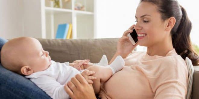 4 svantaggi di tenere in mano un telefono cellulare durante l'allattamento